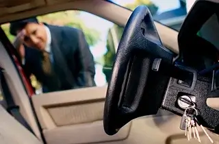 как открыть машину с помощью шнурка