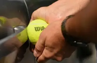 вскрыть теннисным мячиком