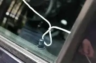 как открыть машину с помощью шнурка