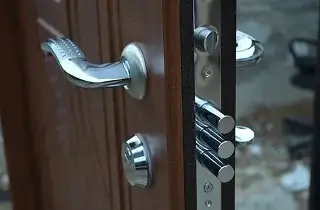 установка замка