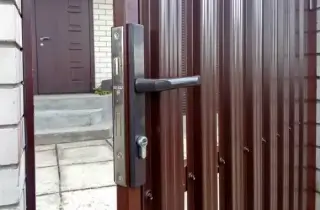 установка дверных ручек