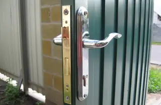 установка дверніх ручек