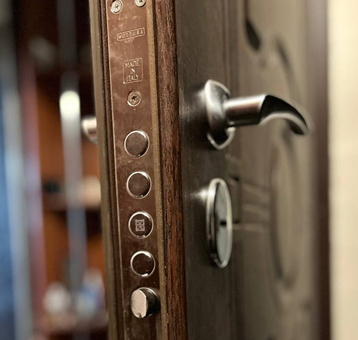 Установка итальянского замка Mottura в Харькове